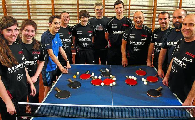Jugadores del Marpex Beraun-Errenteria, que entrenan a diario en el gimnasio del colegio Cristóbal Gamón. 