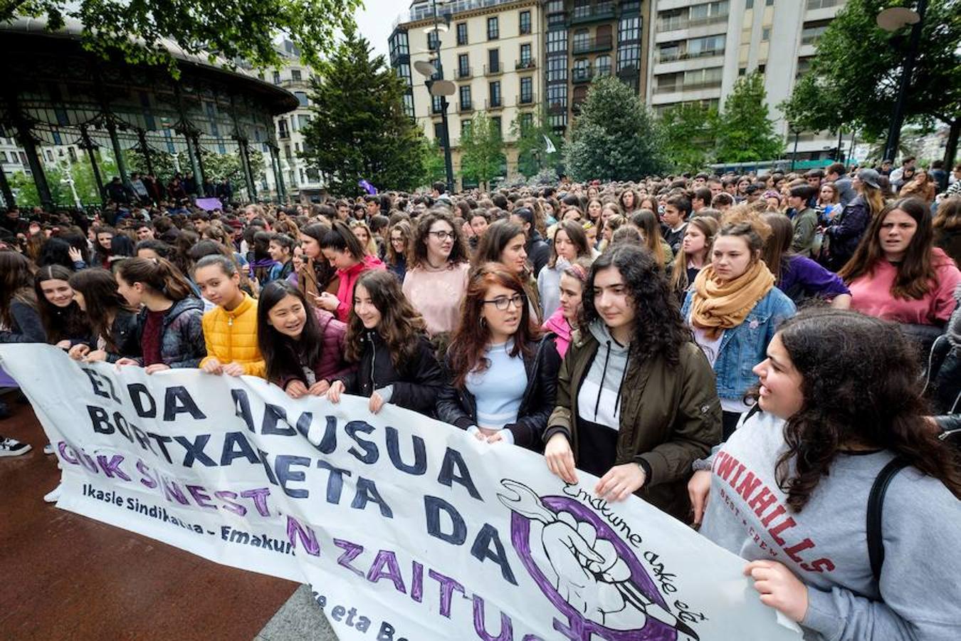Cientos de estudiantes se han concentrado en el Boulevard donostiarra en respuesta a la movilización que impulsa el Sindicato de Estudiantes y la plataforma Libres y Combativas contra la sentencia de 'La Manada'