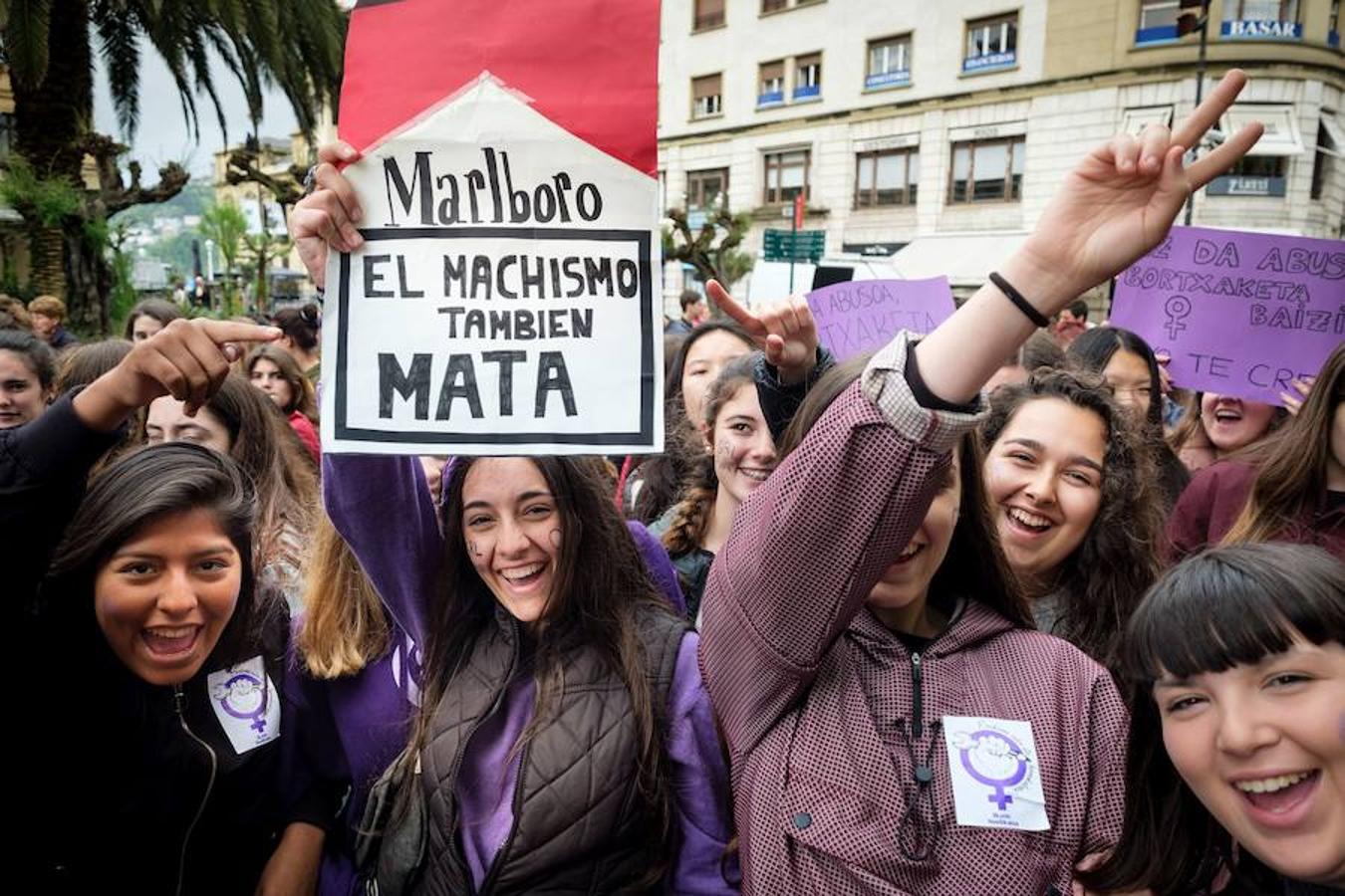 Cientos de estudiantes se han concentrado en el Boulevard donostiarra en respuesta a la movilización que impulsa el Sindicato de Estudiantes y la plataforma Libres y Combativas contra la sentencia de 'La Manada'