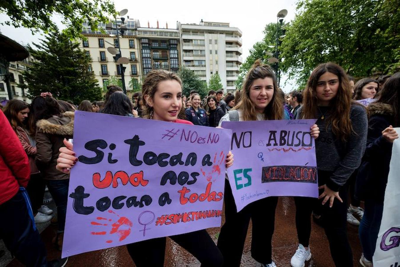 Cientos de estudiantes se han concentrado en el Boulevard donostiarra en respuesta a la movilización que impulsa el Sindicato de Estudiantes y la plataforma Libres y Combativas contra la sentencia de 'La Manada'