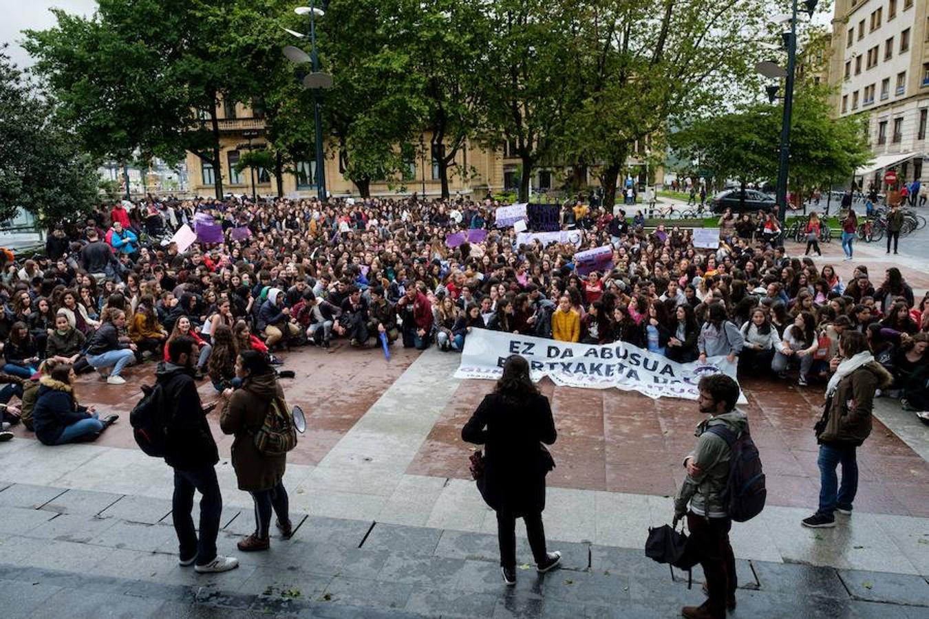 Cientos de estudiantes se han concentrado en el Boulevard donostiarra en respuesta a la movilización que impulsa el Sindicato de Estudiantes y la plataforma Libres y Combativas contra la sentencia de 'La Manada'
