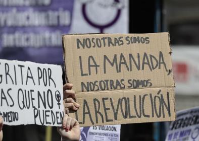 Imagen secundaria 1 - Miles de estudiantes y jóvenes protestan en toda España contra la sentencia a &#039;La Manada&#039;