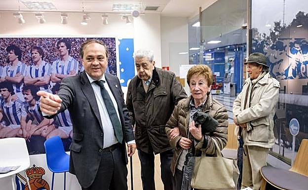 Aperribay atiende a José Juan Ramos y su mujer Mari Carmen Zurutuza en la oficina de la Real Sociedad.