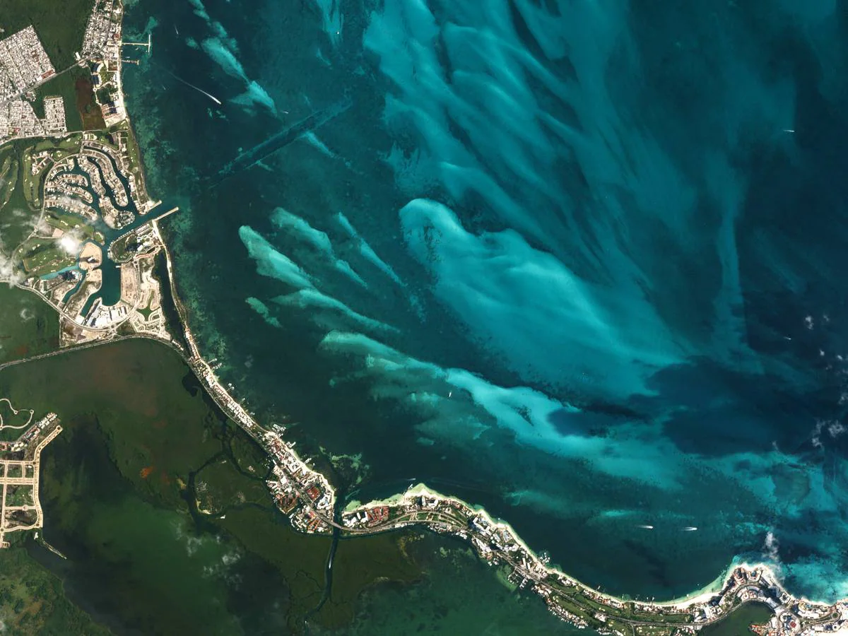 CANCÚN (México). En el extremo de la península de Yucatán, Puerto Cancún preside el Océano Atlántico. Una muestra de la mano del hombre en la naturaleza: un desarrollo inmobiliario a gran escala, en permanente construcción, aunque esa 'gran escala' quede empequeñecida por la enormidad del mar.