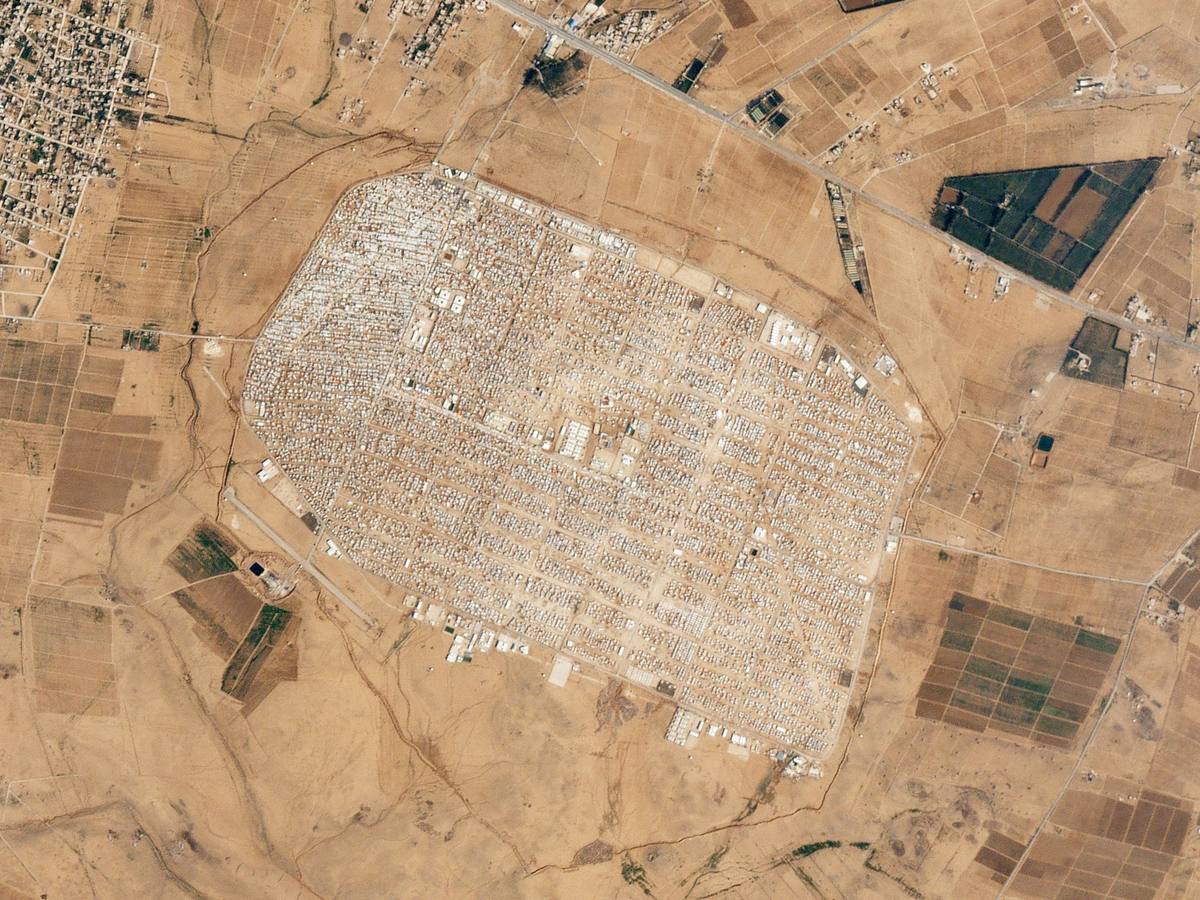 CAMPO DE REFUGIADOS ZAATARI (Jordania). Alrededor de 80.000 personas vivían en febrero de 2016 en el campamento de Refugiados Zaatari. Apenas son un pequeño porcentaje de los millones de refugiados expulsados de sus casas por la guerra de Siria. El campamento continúa evolucionando, ya que las tiendas son sustituidas por estructuras semipermanentes.