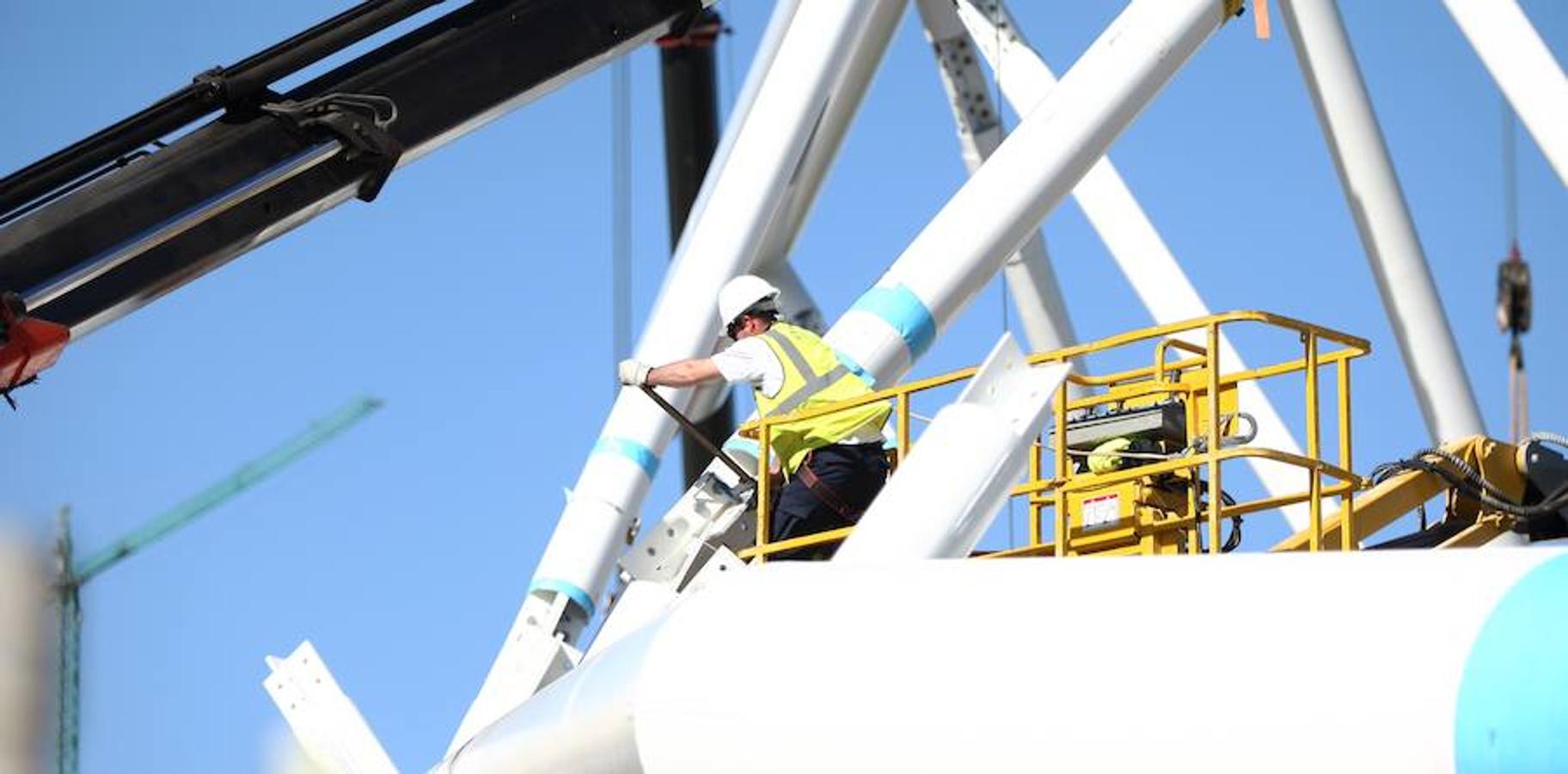 La megaestructura que sujetará la cubierta del remodelado campo de fútbol sigue ensamblando sus piezas en el entorno de Anoeta