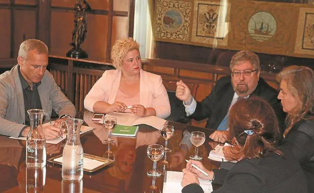 Peña y Lezertua, en el centro, con responsables de la Diputación y el Ararteko.