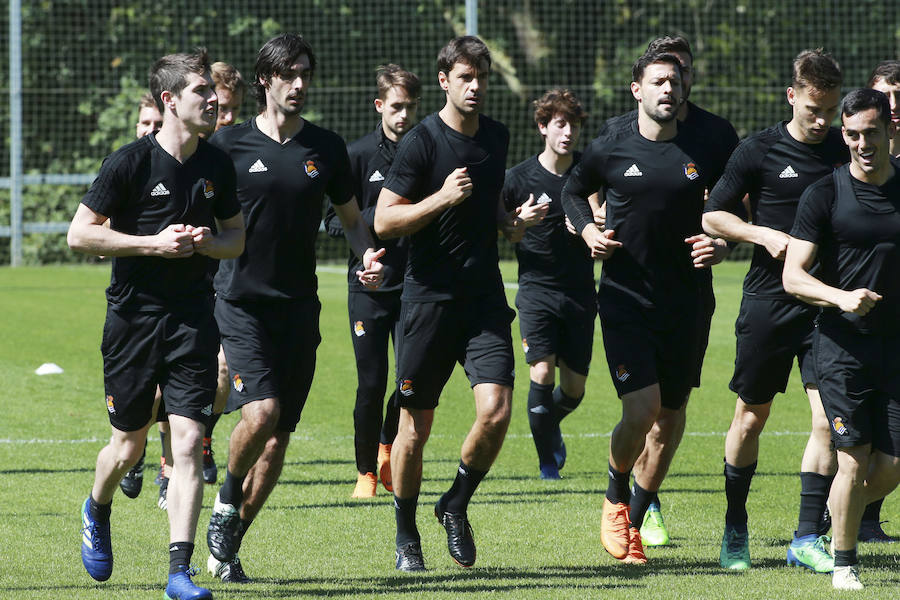 Los jugadores de la Real Sociedad han entrenado este viernes en Zubieta de cara al partido de mañana a las 16.15 horas en Anoeta contra el Leganés en Anoeta.