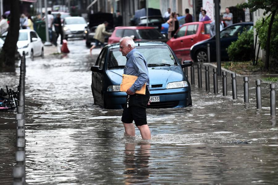 Las fuertes lluvias caídas estos días en la ciudad griega de Salónica ha dejado un panorama devastador con graves inundaciones en sus calles.