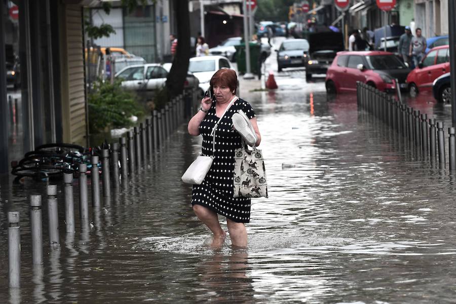 Las fuertes lluvias caídas estos días en la ciudad griega de Salónica ha dejado un panorama devastador con graves inundaciones en sus calles.