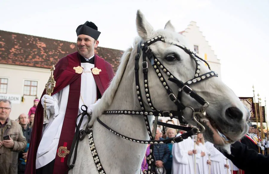 Cerca de 3.000 jinetess con vestimenta de gala participan en la Procesión de la Sangre Sagrada o Blutritt, en la localidad alemana de Weingarten. En su monasterio benedictino se venera desde hace más de 900 años, la Reliquia de la Preciosísima Sangre de Jesús. Los jinetes provienen de todas las parroquias del condado y del mismo Clero, distribuido en las diferentes iglesias de la zona.