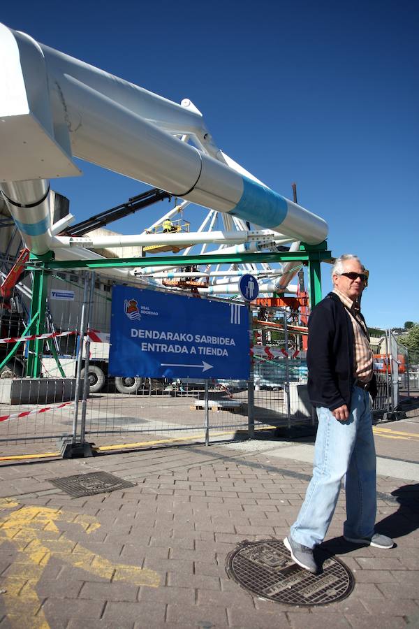 La megaestructura que sujetará la cubierta del remodelado campo de fútbol sigue ensamblando sus piezas en el entorno de Anoeta