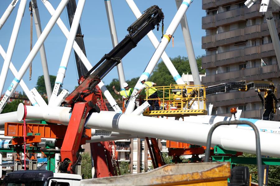 La megaestructura que sujetará la cubierta del remodelado campo de fútbol sigue ensamblando sus piezas en el entorno de Anoeta