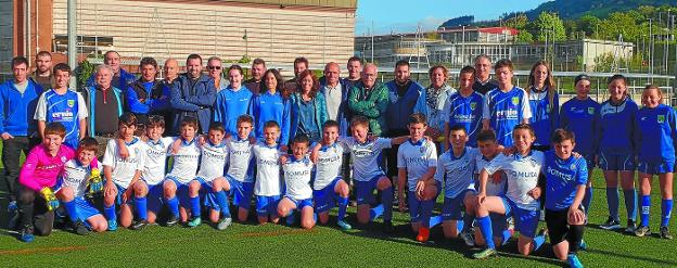 Representantes de los diferentes clubes locales, junto a la concejala de Deportes, en el propio campo de fútbol de hierba artificial.
