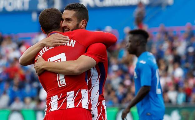 Koke celebra su gol con Griezmann. 