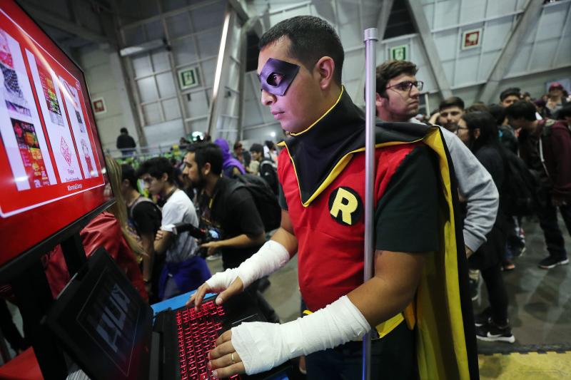 La Cómic Con de Santiago de Chile, la mayor feria dedicada al cómic en el país austral, cuenta con conferencias, shows y puestos de ventas de lo más variados. Durante tres días, el público presentará sus mejores cosplay.