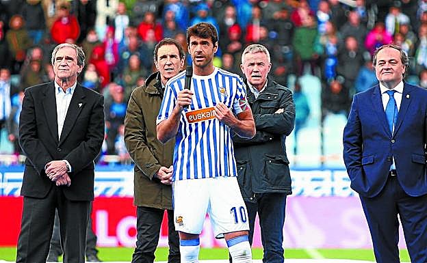 Arconada, Zamora, Larrañaga, Aperribay y Górriz siguen las palabras que Xabi Prieto dedica a los aficionados en Anoeta.
