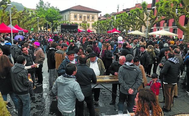 A disfrutar. Cientos de irundarras se encararon con el mal tiempo para compartir el Sagardo Eguna en la plaza Urdanibia.
