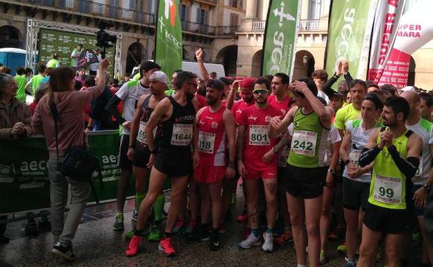 Cientos de personas se sumaron a la marcha contra el cáncer en Donostia. 