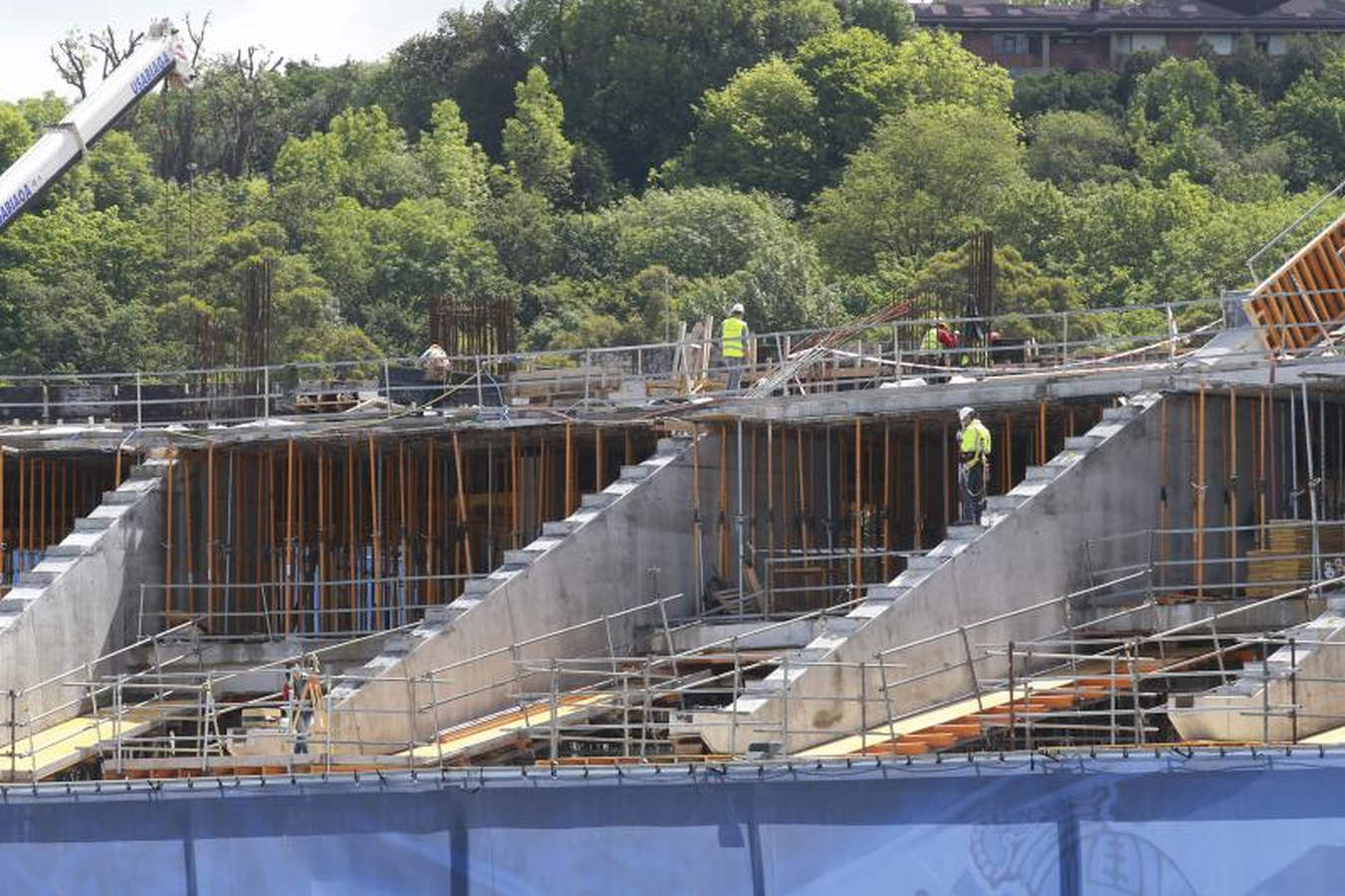 Los operarios han comenzado a levantar el césped en forma de 'U', dejando en el centro un espacio para dejar el material.