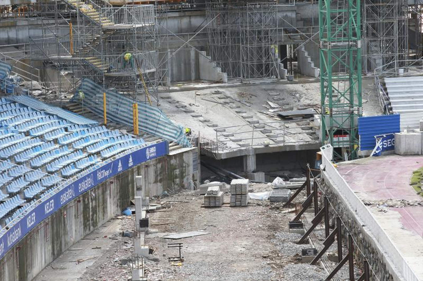 Los operarios han comenzado a levantar el césped en forma de 'U', dejando en el centro un espacio para dejar el material.