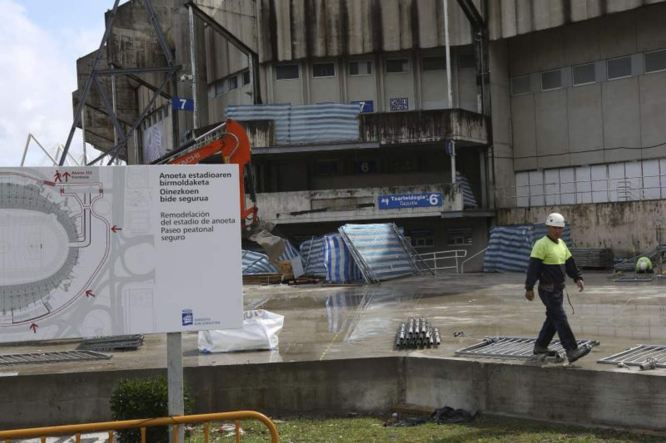 Los operarios han comenzado a levantar el césped en forma de 'U', dejando en el centro un espacio para dejar el material.