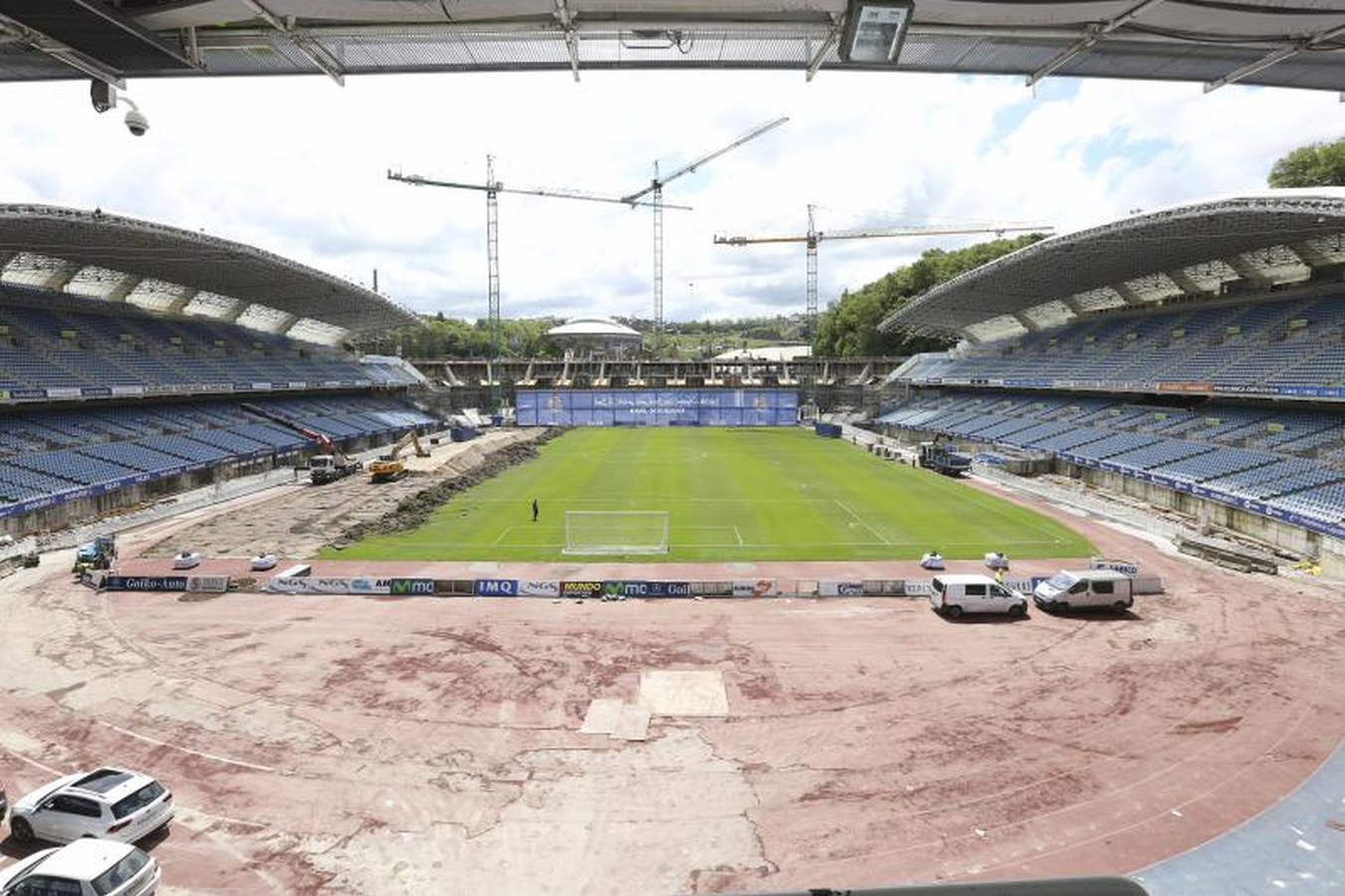 Los operarios han comenzado a levantar el césped en forma de 'U', dejando en el centro un espacio para dejar el material.