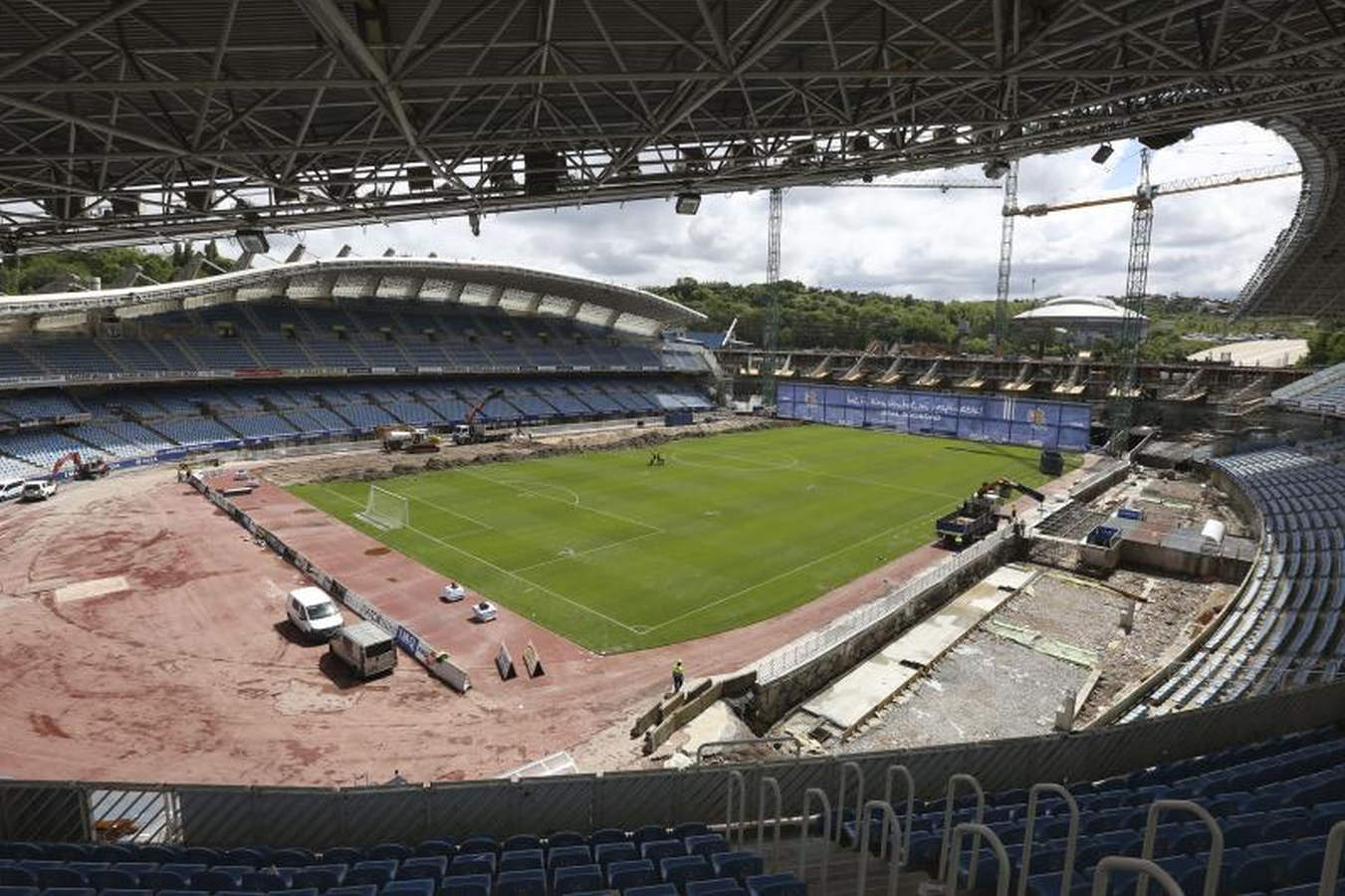 Los operarios han comenzado a levantar el césped en forma de 'U', dejando en el centro un espacio para dejar el material.