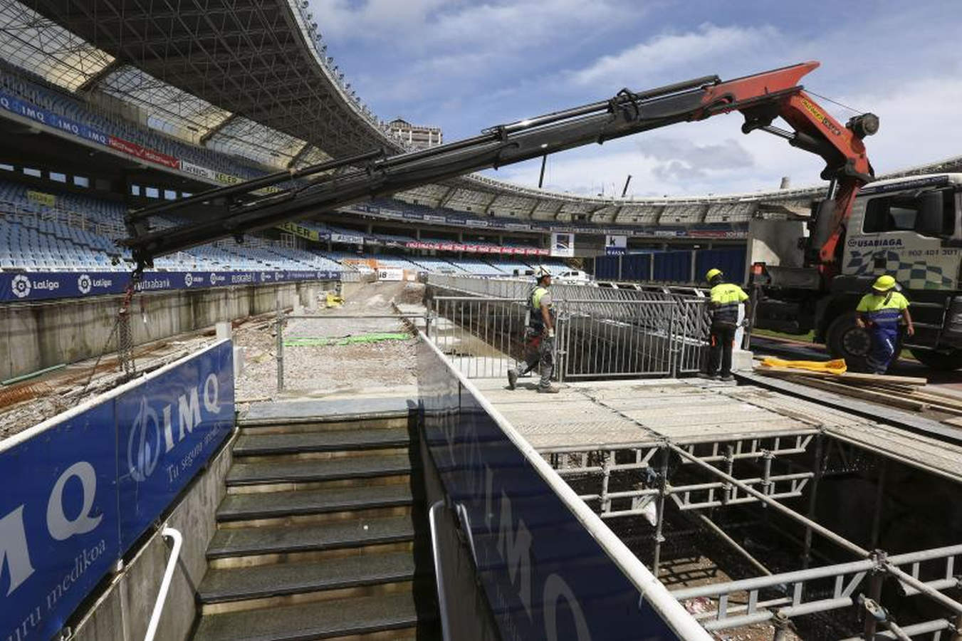 Los operarios han comenzado a levantar el césped en forma de 'U', dejando en el centro un espacio para dejar el material.