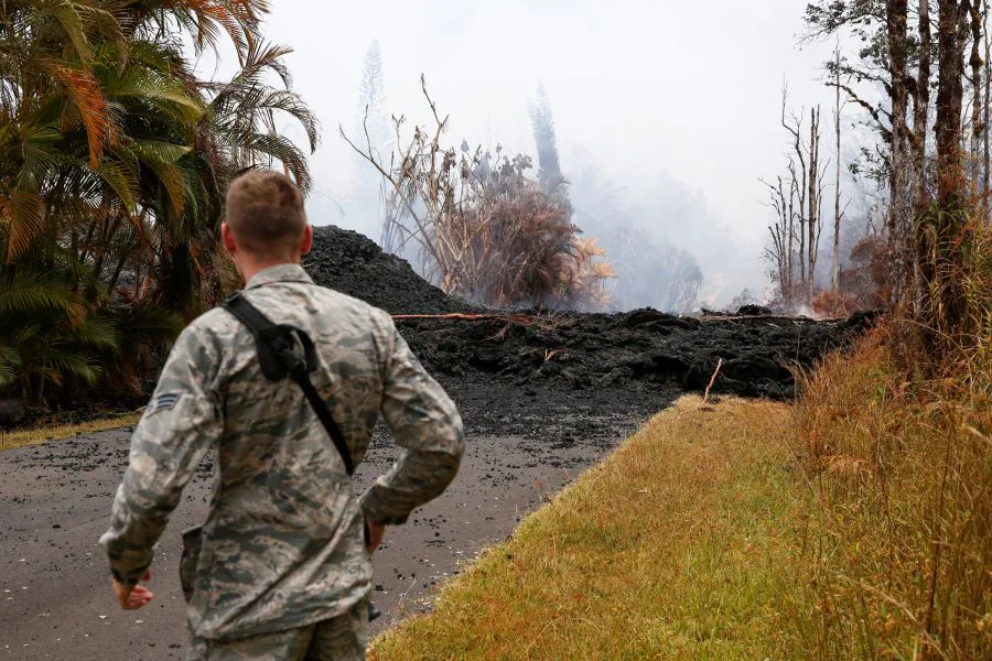 Una nueva fisura que emite lava y vapor impulsó el domingo a las autoridades en Hawái a ordenar más evacuaciones mientras los residentes se preparan para una erupción del volcán Kilauea.