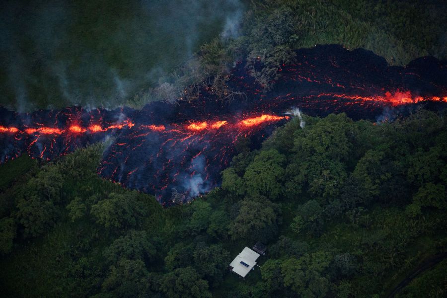 Una nueva fisura que emite lava y vapor impulsó el domingo a las autoridades en Hawái a ordenar más evacuaciones mientras los residentes se preparan para una erupción del volcán Kilauea.