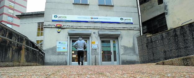 Una persona accede a las oficinas de Lanbide, el servicio vasco de empleo, en Eibar. 