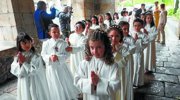 Comunión. Los niños y niñas se dirigen a la iglesia parroquial Ntra. Sra. de la Asunción. 