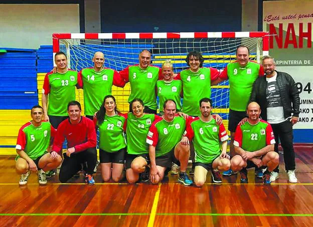 Exjugadores de la selección vasca, en el Polideportivo.