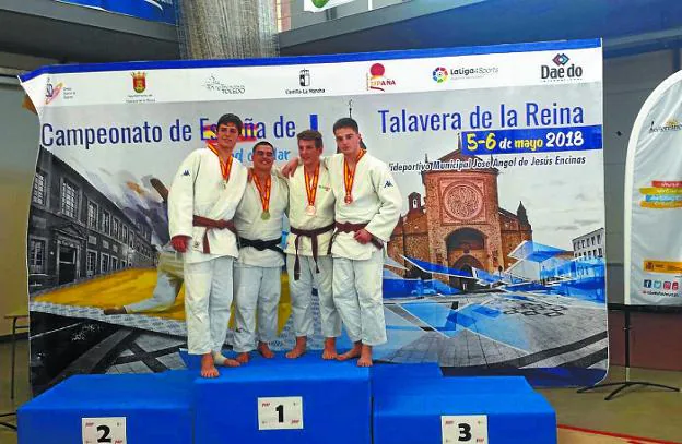 Amets Karrera, en el podio, con la medalla obtenida en Talavera de la Reina.