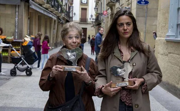 Vivian Gornick y Eider Rodríguez, con los premios Euskadi de Plata, en la Parte Vieja donostiarra