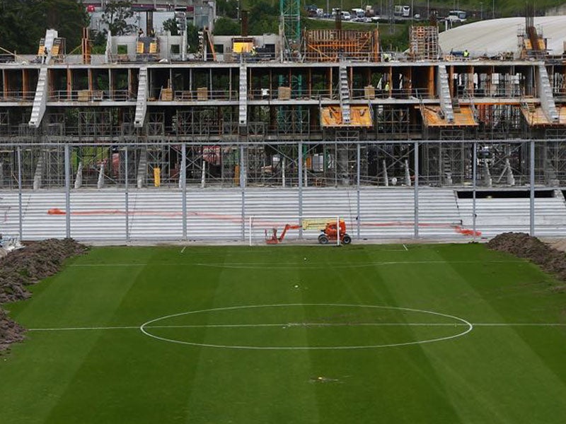 Las obras en el estadio de Anoeta avanzan al ritmo previsto y ya se puede ver buena parte de la grada sur, que recibirá el nombre de Aitor Zabaleta.