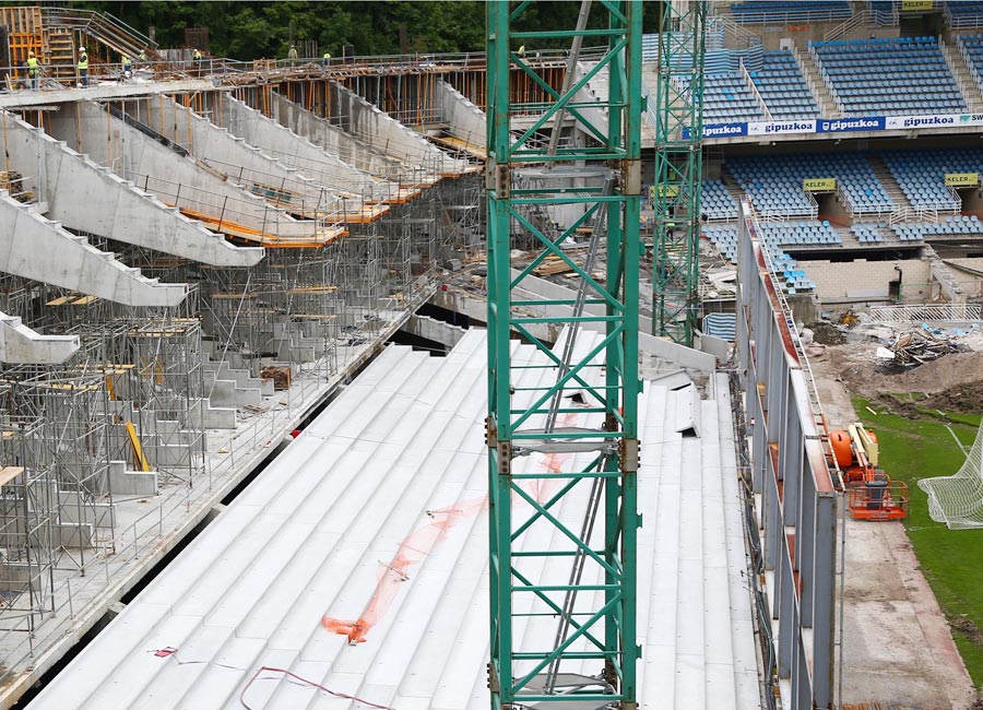 Las obras en el estadio de Anoeta avanzan al ritmo previsto y ya se puede ver buena parte de la grada sur, que recibirá el nombre de Aitor Zabaleta.
