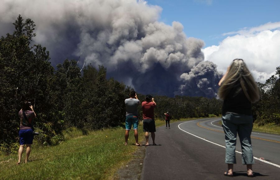 La nube de cenizas de unos 3.650 metros de altura del volcán Kilauea, que entró en erupción hace ya doce días, ha provocado una alerta roja en la isla de Hawái.