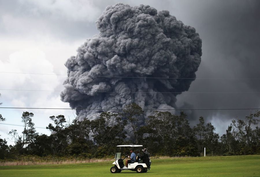 La nube de cenizas de unos 3.650 metros de altura del volcán Kilauea, que entró en erupción hace ya doce días, ha provocado una alerta roja en la isla de Hawái.