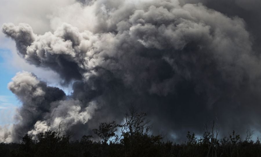 La nube de cenizas de unos 3.650 metros de altura del volcán Kilauea, que entró en erupción hace ya doce días, ha provocado una alerta roja en la isla de Hawái.