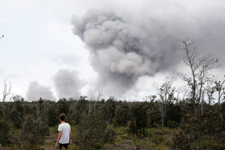 La nube de cenizas de unos 3.650 metros de altura del volcán Kilauea, que entró en erupción hace ya doce días, ha provocado una alerta roja en la isla de Hawái.