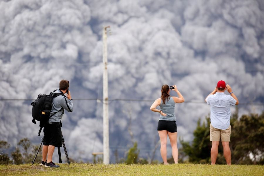 La nube de cenizas de unos 3.650 metros de altura del volcán Kilauea, que entró en erupción hace ya doce días, ha provocado una alerta roja en la isla de Hawái.