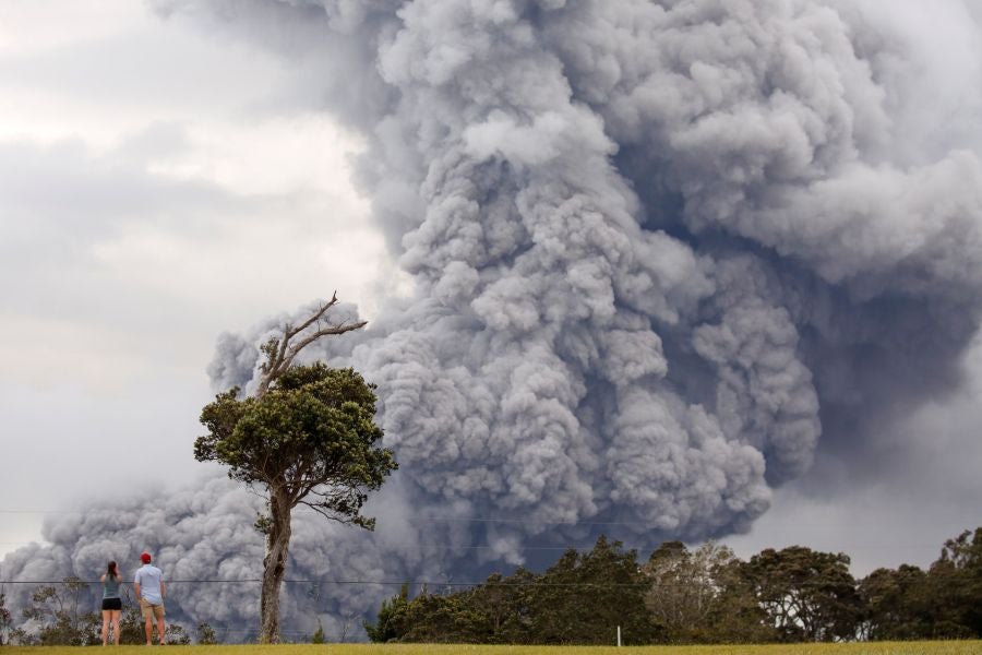 La nube de cenizas de unos 3.650 metros de altura del volcán Kilauea, que entró en erupción hace ya doce días, ha provocado una alerta roja en la isla de Hawái.