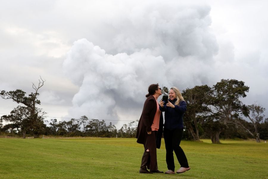 La nube de cenizas de unos 3.650 metros de altura del volcán Kilauea, que entró en erupción hace ya doce días, ha provocado una alerta roja en la isla de Hawái.