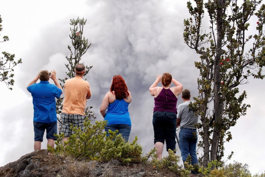 La nube de cenizas de unos 3.650 metros de altura del volcán Kilauea, que entró en erupción hace ya doce días, ha provocado una alerta roja en la isla de Hawái.