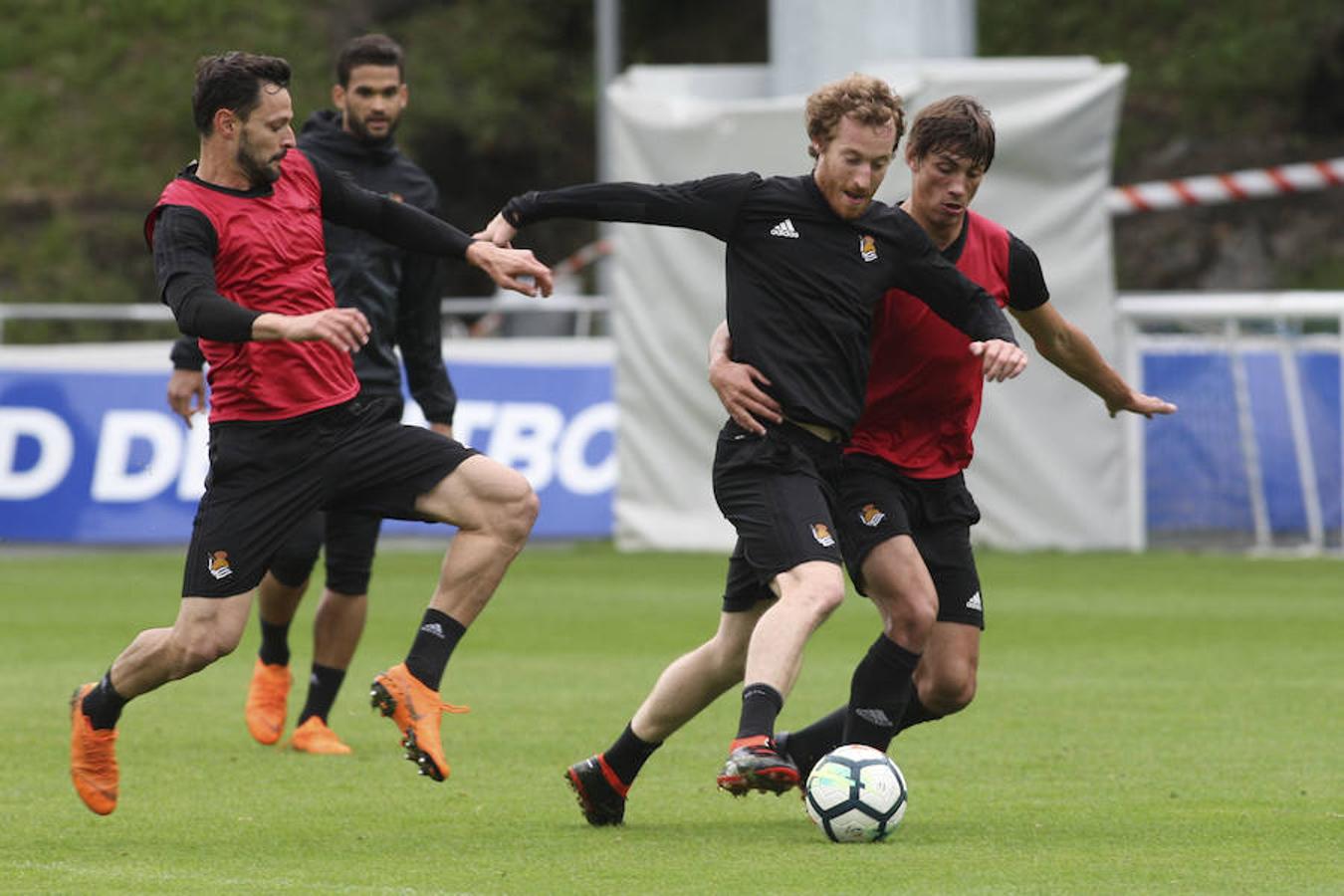 El equipo txuri-urdin se ha ejercitado con la baja de Héctor Moreno y la novedad de Le Normand 