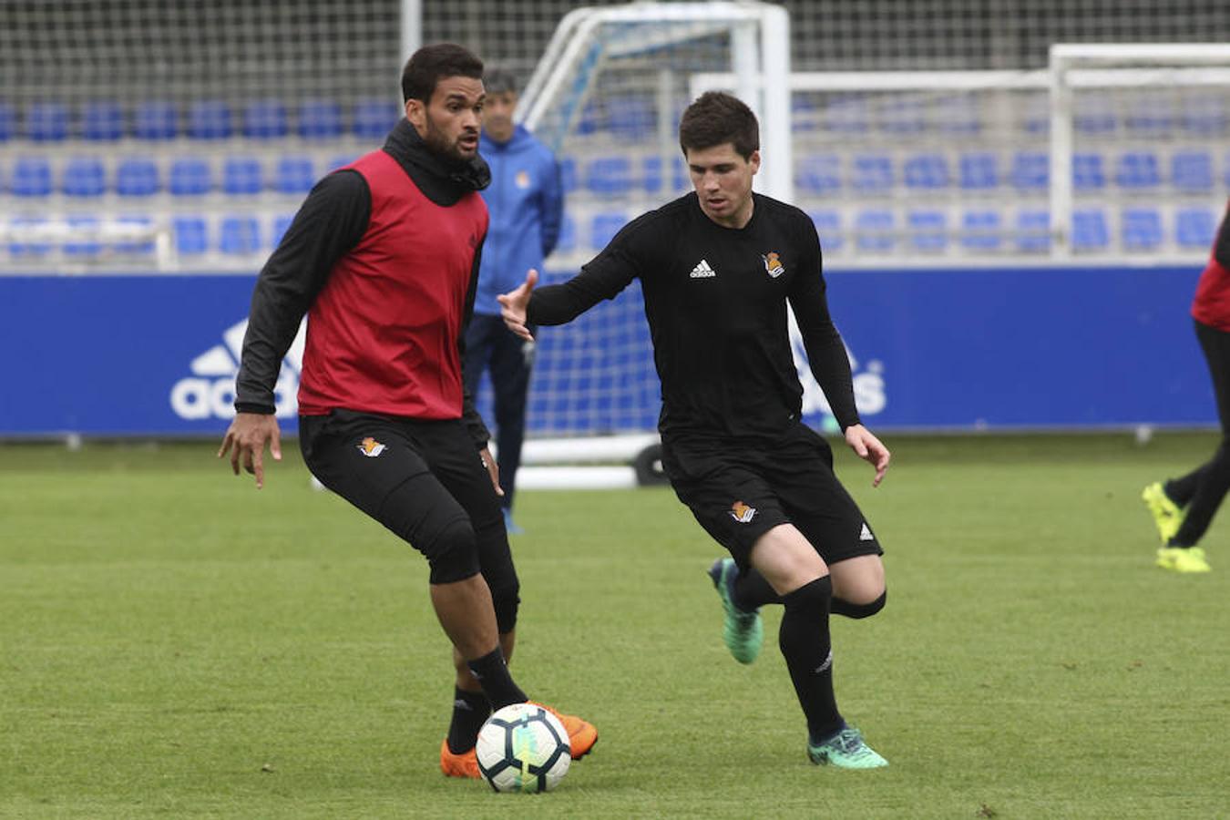 El equipo txuri-urdin se ha ejercitado con la baja de Héctor Moreno y la novedad de Le Normand 