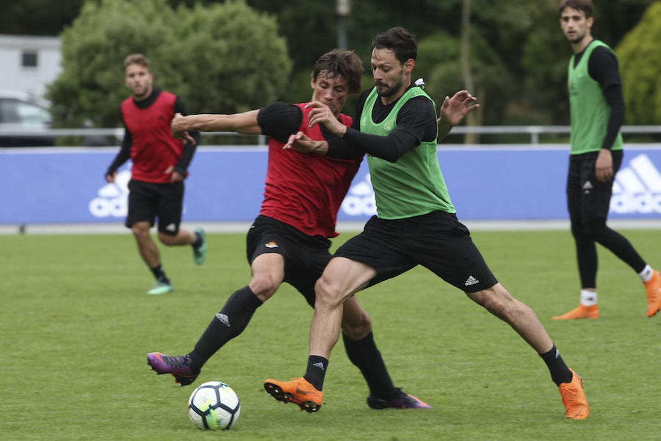 El equipo txuri-urdin se ha ejercitado con la baja de Héctor Moreno y la novedad de Le Normand 