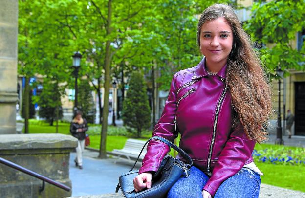 Oihana Etxezarraga, de 21 años, convive con la epilepsia desde hace cinco.